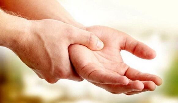 Mani della mano con osteocondosi cervicale