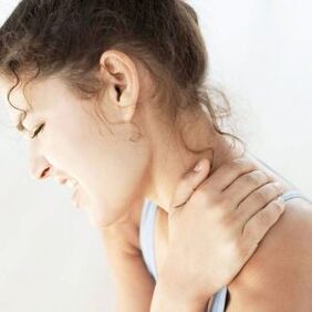 Forte dolore dovuto all'osteocondrosi del rachide cervicale